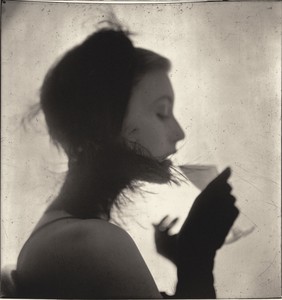 Irving Penn Girl Drinking (Mary Jane Russell), New York, 1949. Platinum-palladium print, 20 ½ × 19 ¼ inches (51.9 × 48.9 cm), edition of 25 © Condé Nast