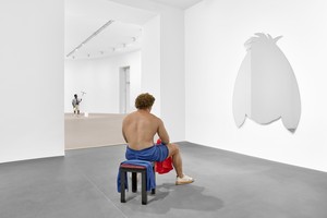 Installation view. Artwork, left to right: © 2026 Estate of Duane Hanson/Artists Rights Society (ARS), New York; © Jeff Koons. Photo: Matteo D’Eletto, M3 Studio