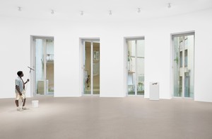 Installation view. Artwork, left to right: © 2026 Estate of Duane Hanson/Artists Rights Society (ARS), New York; © 2026 Bruce Nauman/Artists Rights Society (ARS), New York. Photo: Matteo D’Eletto, M3 Studio