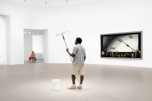 Installation view. Artwork, left to right: © 2026 Estate of Duane Hanson/Artists Rights Society (ARS), New York; © Andreas Gursky/SIAE, 2026. Photo: Matteo D’Eletto, M3 Studio