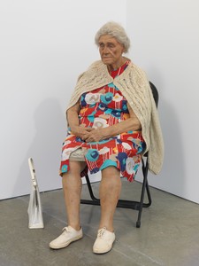 Duane Hanson Old Lady in Folding Chair, 1976. Oil on polyester resin and fiberglass with mixed media, 48 × 47 × 36 inches (121.9 × 119.4 × 91.4 cm) © 2026 Estate of Duane Hanson/Artists Rights Society (ARS), New York. Photo: Rob McKeever