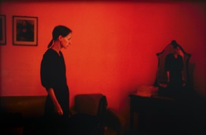 Nan Goldin Suzanne with Mona Lisa, Mexico City (1981) from The Ballad of Sexual Dependency, 1973–86. 126 archival pigment prints, in frames, each: 15 ¾ × 11 × 1 ⅛ inches (40 × 27.9 × 2.9 cm), overall dimensions variable, edition of 10 © Nan Goldin