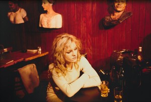 Nan Goldin Cookie at Tin Pan Alley, New York City (1983) from The Ballad of Sexual Dependency, 1973–86. 126 archival pigment prints, in frames, each: 15 ¾ × 11 × 1 ⅛ inches (40 × 27.9 × 2.9 cm), overall dimensions variable, edition of 10 © Nan Goldin