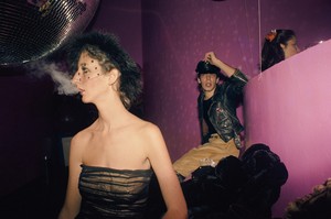 Nan Goldin Robin and Kenny at Boston/Boston, Boston (1978) from The Ballad of Sexual Dependency, 1973–86. 126 archival pigment prints, in frames, each: 15 ¾ × 11 × 1 ⅛ inches (40 × 27.9 × 2.9 cm), overall dimensions variable, edition of 10 © Nan Goldin