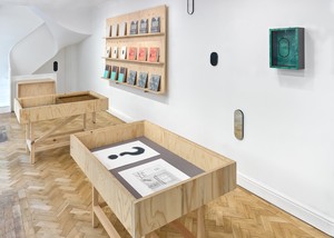 Installation view. Artwork © Estate of Richard Artschwager. Photo: Prudence Cuming Associates Ltd