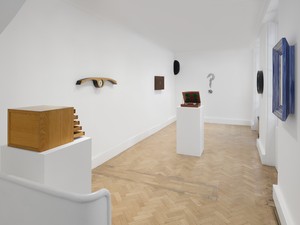 Installation view. Artwork © Estate of Richard Artschwager. Photo: Prudence Cuming Associates Ltd