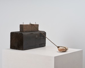 Robert Rauschenberg Untitled (Elemental Sculpture), 1953. Wood, nails, rope, and stone, dimensions variable, wood: 6 ⅞ × 17 × 3 ⅝ inches (17.5 × 43.2 × 9.3 cm); stone: 3 × 9 × 5 ⅛ inches (7.6 × 22.8 × 13 cm) © 2026 Robert Rauschenberg Foundation/Artists Rights Society (ARS), New York. Photo: Owen Conway