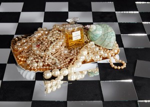 Roe Ethridge Chanel No 5 from 1924 on Tray of Pearls and Mirror Checkerboard, 2025. UV-cured pigment print, 50 × 70 inches (127 × 177.8 cm), edition of 5 + 2 AP © Roe Ethridge