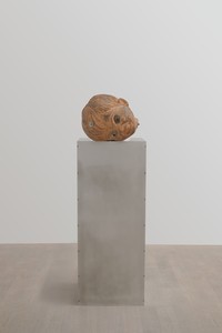 Jordan Wolfson Head on Plinth, 2016–26. Urethane, steel hardware, and aluminum, 63 × 22 × 20 inches (160 × 55.9 × 50.8 cm) © Jordan Wolfson