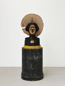 Titus Kaphar While You Rest . . . (Sentinel 1), 2025. Charred wood, wood, gold leaf, and found industrial object, 76 × 38 ¾ × 38 ¾ inches (193 × 98.4 × 98.4 cm) © Titus Kaphar. Photo: Thomas Lannes