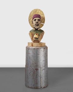 Titus Kaphar While You Wake . . . (Sentinel 3), 2025. Wood, gold leaf, casein, and found industrial object, 75 ½ × 22 × 22 inches (191.8 × 55.9 × 55.9 cm) © Titus Kaphar. Photo: Chris Gardner