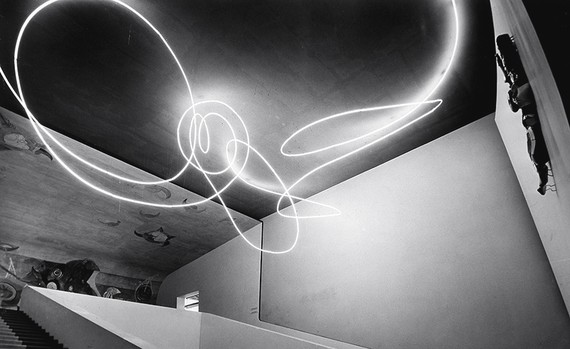 Lucio Fontana’s&nbsp;Luce spaziale (1951) at the 9th Milan Triennale, 1951 © Fondazione Lucio Fontana, Milano