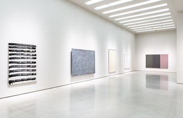 Installation view, Marking Time: Process in Minimal Abstraction, Solomon R. Guggenheim Museum, New York, December 18, 2019–August 2, 2020. Artwork, left to right: © 2020 David Reed/Artists Rights Society (ARS), New York; © Park Seo-Bo; © Chryssa; © 2020 Jacob El Hanani; © 2020 Brice Marden/Artists Rights Society (ARS), New York