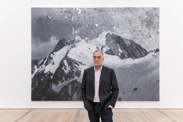 Rudolf Stingel in front of his painting Untitled (2010) at the Fondation Beyeler, Riehen/Basel, 2019. Artwork © Rudolf Stingel. Photo: Matthias Willi