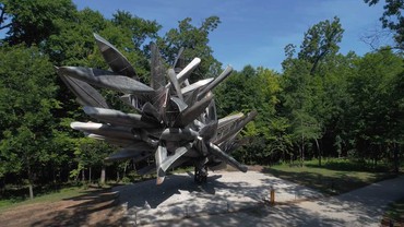 Nancy Rubins, Monochrome II, 2010–18, installation view, Crystal Bridges Museum of American Art, &nbsp;Bentonville, Arkansa ©&nbsp;Nancy Rubins