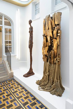 Installation view, Alberto Giacometti/Barbara Chase-Riboud: Femmes Debout de Venise/Standing Women of Venice—Femme Noire Debout de Venise/Standing Black Woman of Venice, Institut Giacometti, Paris, October 20, 2021–January 9, 2022. Artwork, left to right: © Succession Alberto Giacometti (ADAGP + Fondation Giacometti), 2021; © Barbara Chase-Riboud