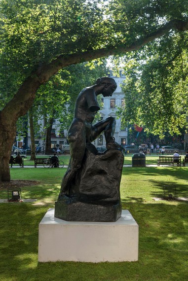 Auguste Rodin, Monument à Whistler – Muse nue, bras coupés (Monument to Whistler – Nude Muse, without Arms), 1908, installation view, Berkeley Square, London