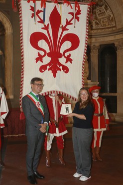 Jenny Saville being awarded le Chiavi della Città di Firenze (Keys of the City of Florence) by Mayor of Florence Dario Nardella, Salone dei Cinquecento, Palazzo Vecchio, Florence, Italy, 2021