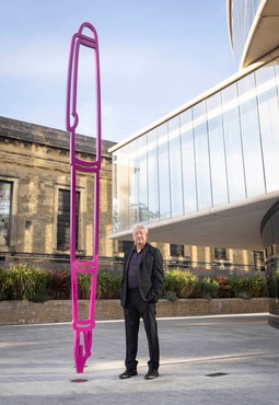 Michael Craig-Martin with his sculpture Fountain Pen (2019), Blavatnik School of Government, University of Oxford, England. Artwork © Michael Craig-Martin. Photo: Matt Alexander/PA Wire
