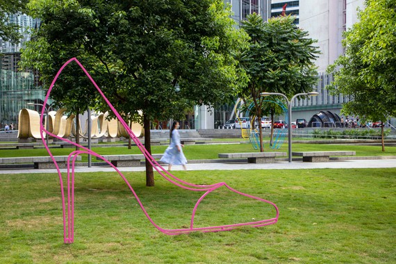 Michael Craig-Martin’s installation at Taikoo Park, Hong Kong, 2021. Artwork © Michael Craig-Martin. Photo: courtesy Taikoo Place and Swire Properties