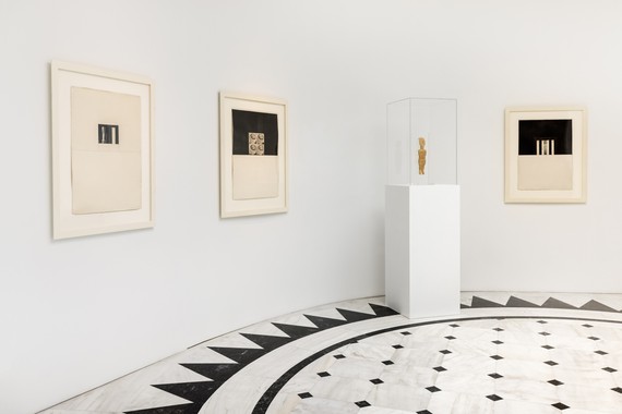 Installation view, Brice Marden and Greek Antiquity, Museum of Cycladic Art, Athens, May 20–October 3, 2022. Artwork © 2022 Brice Marden/Artists Rights Society (ARS), New York. Photo: Paris Tavitian © Museum of Cycladic Art