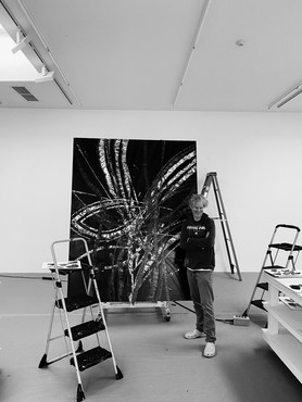 Mark Grotjahn in his studio, Los Angeles, 2022. Artwork © Mark Grotjahn