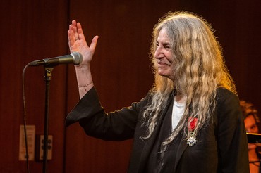 Patti Smith receiving the Officier de l’Ordre national de la Légion d’honneur, New York, May 21, 2022. Photo: Lynn Goldsmith