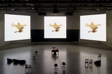 Pete Drungle performing in the exhibition Urs Fischer: CHAOS #1–#500, Gagosian at Marciano Art Foundation, Los Angeles, August 20, 2022. Artwork © Urs Fischer. Photo: Jeff McLane
