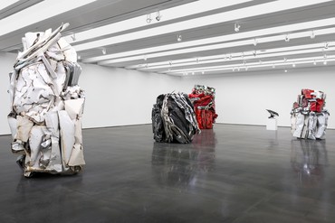 Installation view, John Chamberlain: THE TIGHTER THEY’RE WOUND, THE HARDER THEY UNRAVEL, Aspen Art Museum, Colorado, December 15, 2023–April 7, 2024. Artwork © 2024 Fairweather &amp; Fairweather LTD/Artists Rights Society (ARS), New York. Photo: Daniel Pérez