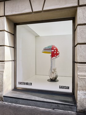 Carsten Höller, Giant Triple Mushroom, 2023, installation view, Gagosian, rue de Ponthieu, Paris © Carsten Höller. Photo: Thomas Lannes