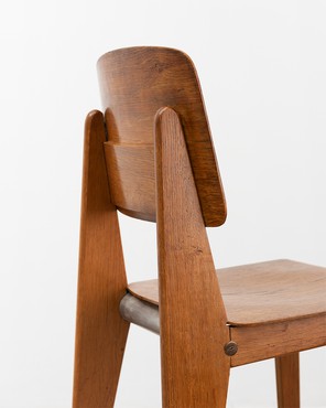 Detail of Jean Prouvé’s 1947 demountable wood chair CB 22. Photo: © Galerie Patrick Seguin