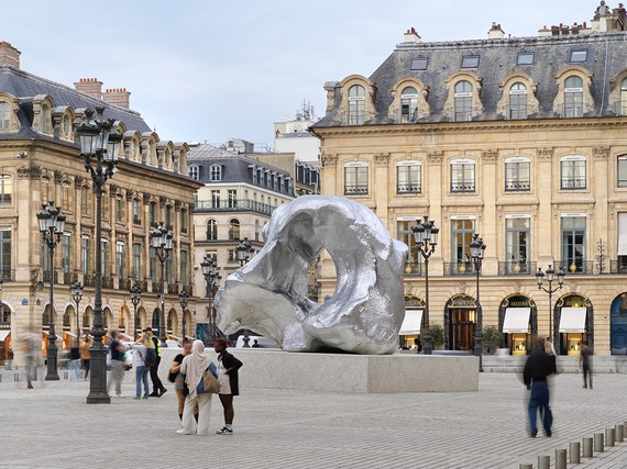 Urs Fischer, Wave, 2018, installation view, Place Vendôme, Paris © Urs Fischer. Photo: Stefan Altenburger
