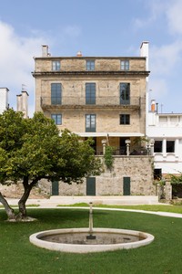 Casa RIA, seen from a back garden that connects to Belvís, the largest park in Santiago de Compostela, Spain. Opened in July 2024, Casa RIA provides a new headquarters and dynamic space to expand conversations and multidisciplinary research on sustainable development in Galicia and beyond. Photo: © Adrián Capelo for Fundación RIA
