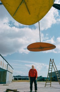 Alexander Calder with Quatre lances (1964) at Etablissements Biémont, Tours, France, 1967. Photo: Tony Vaccaro, courtesy Calder Foundation/Art Resource, New York