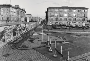 <p>View of Martin-Gropius-Bau and the Berlin Wall, with the former Nazi Air Ministry building in the background, 1985. Photo: Michael Steiner/imageBROKER</p>