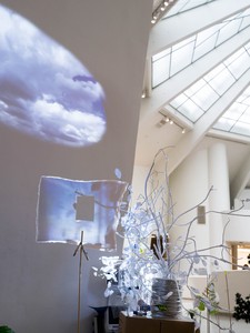 <p>Sarah Sze,<em>&nbsp;Travelers Among Streams and Cascades</em>, 2023, installation view, Solomon R. Guggenheim Museum, New York. Photo: David Heald</p>