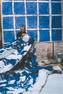 Kamill Major, Portrait of Simon Hantaï working on a Tabula in his studio in Maisons-Alfort, France, 1981 © Kamill Major