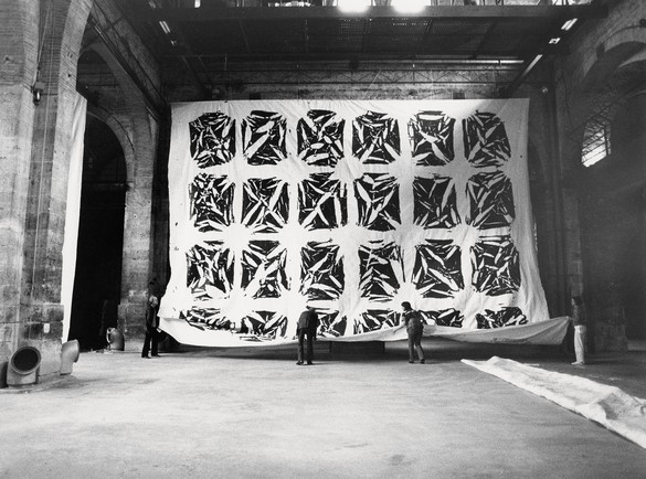 Installation view, Simon Hantaï, CAPC Musée d’Art Contemporain de Bordeaux, May 15–August 29, 1981
