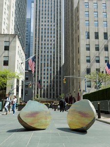<p>Sarah Sze, <em>Split Stone (7:34)</em>, 2018, installation view, Frieze Sculpture New York, 2019. Artwork © Sarah Sze. Photo: courtesy Sarah Sze Studio</p>