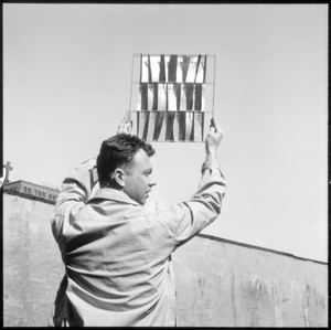 Ellsworth Kelly with a brass model for Sculptural Screen in Brass (1957). Photo: Onni Saari