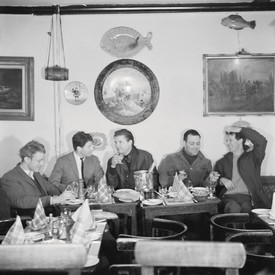 Timothy Behrens, Lucian Freud, Francis Bacon, Frank Auerbach, andMichael Andrews (left to right) at Wheeler's restaurant in Soho,London, 1963. Photo: © John Deakin/John Deakin Archive/BridgemanImages