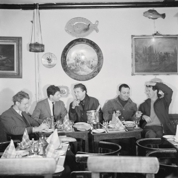 Timothy Behrens, Lucian Freud, Francis Bacon, Frank Auerbach, and Michael Andrews (left to right) at Wheeler's restaurant in Soho, London, 1963. Photo: © John Deakin/John Deakin Archive/Bridgeman Images