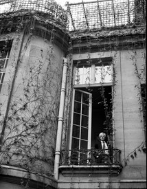 Christopher Makos, Andy Warhol at Paris Apartment Window, 1981