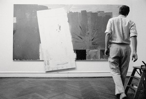 <p>Ugo Mulas, <em>Jasper Johns</em>, 1964, vintage gelatin silver print, 9 ⅞ × 14 ½ inches (25 × 37 cm), Ugo Mulas Archive, Milan © Ugo Mulas Heirs</p>