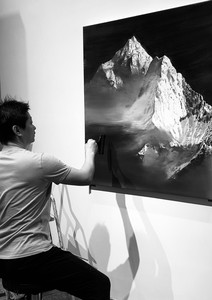 <p>Jia Aili working on the painting <em>Everest&nbsp;</em>(2020) in his studio in Beijing</p>