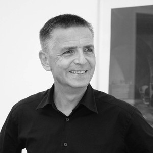Black-and-white portrait of Andreas Gursky