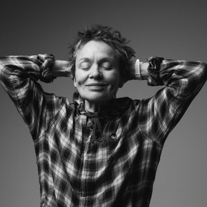 Black-and-white portrait Laurie Anderson