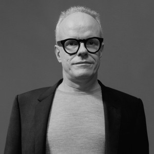 Black-and-white portrait of Hans Ulrich Obrist