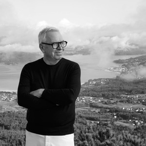 Black and white portrait of David Chipperfield