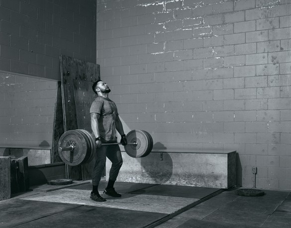 Jeff Wall, Weightlifter, 2015, gelatin silver print, 94 ⅛ × 118 ⅜ inches (239 × 300.5 cm)